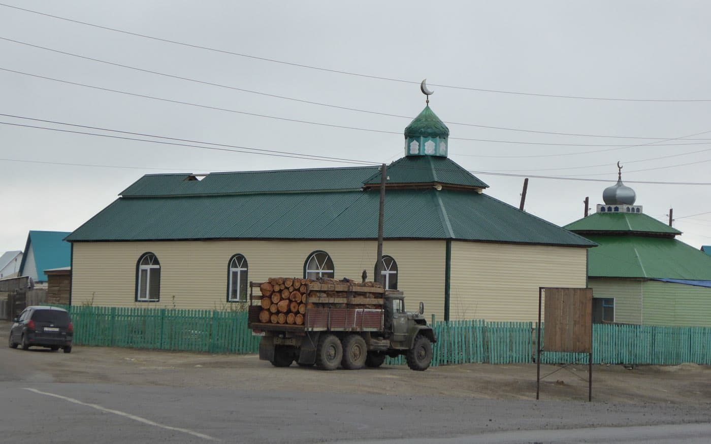 Мечеть в Кош-Агаче на фоне Чуйской степи