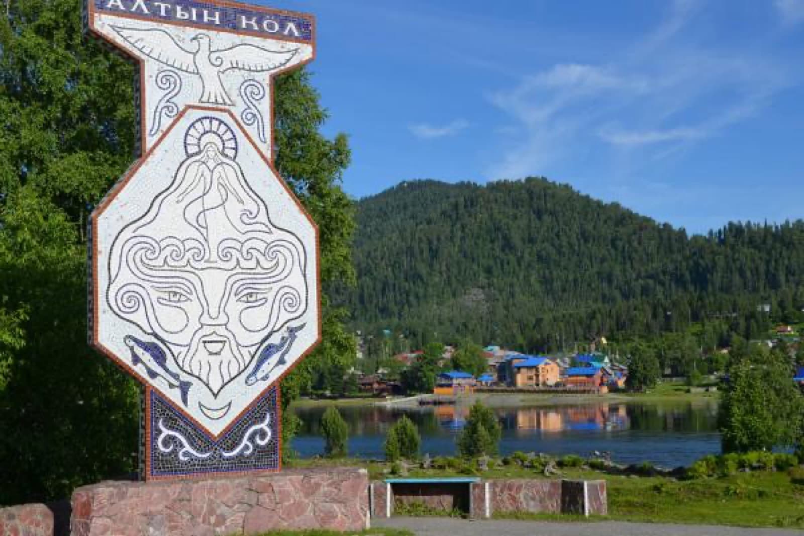Деревянные домики турбазы на берегу Телецкого озера
