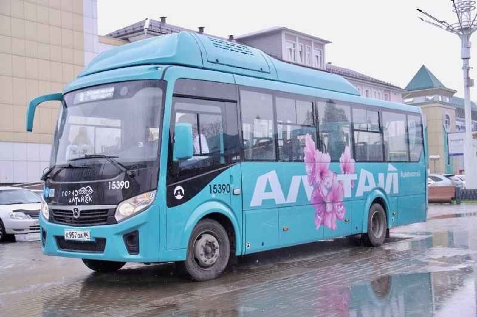 Городской автобус бирюзового цвета на улице Горно-Алтайска