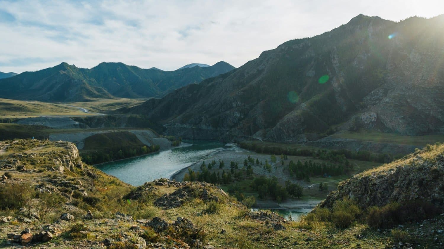 Горная долина Алтая с рекой в лучах закатного солнца